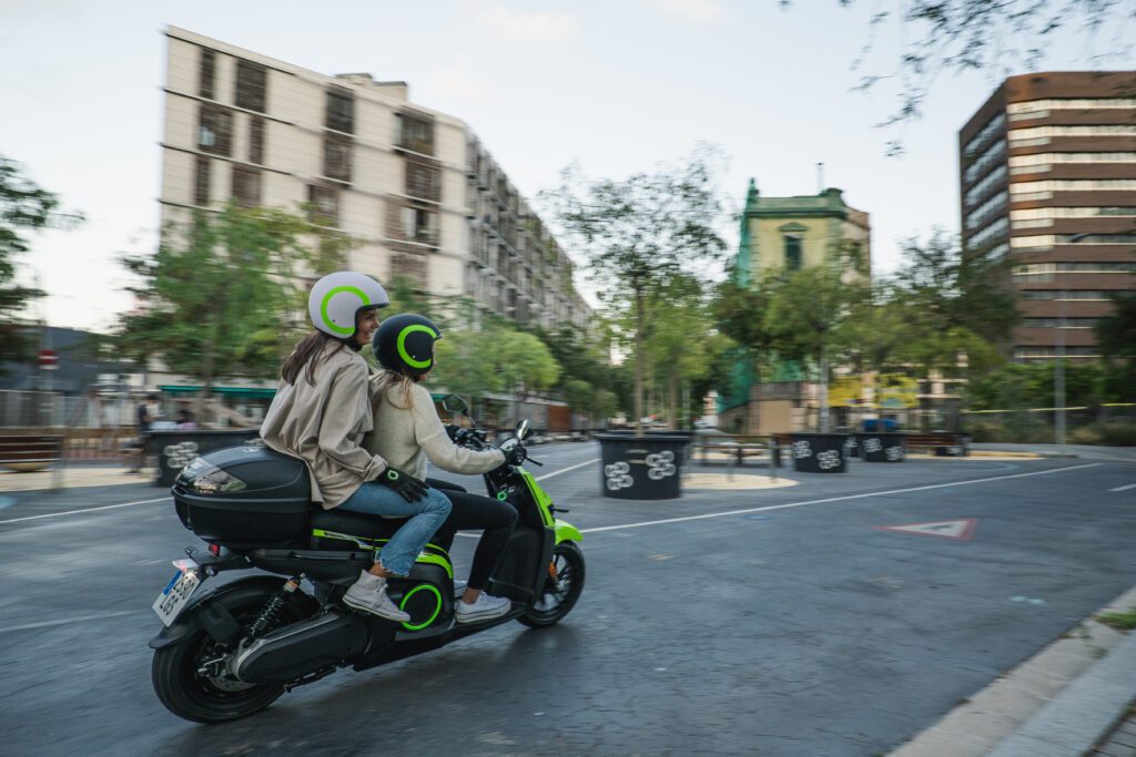 Lo scooter elettrico ha una velocità massima di 90 km / h e un'autonomia di 120 km