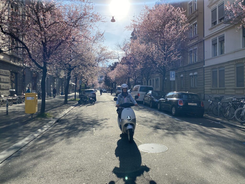 In sella a uno scooter in primavera a Zurigo