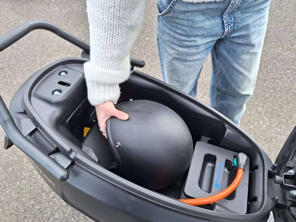 Ecooter E2 Urban Zuerich Helmfach 4 Min